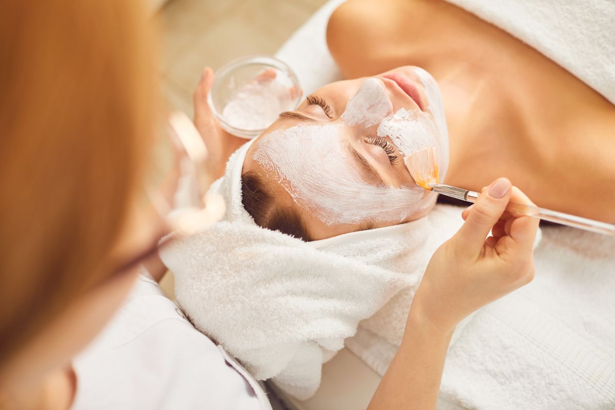 Une femme dans un institut de beauté