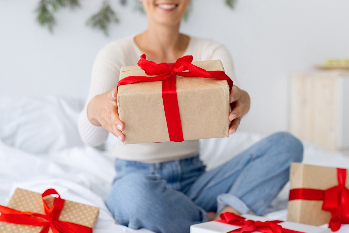 une femme offre un cadeau