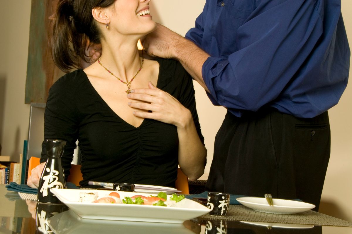 un homme offre un cadeau bijou collier personnalisé à une femme