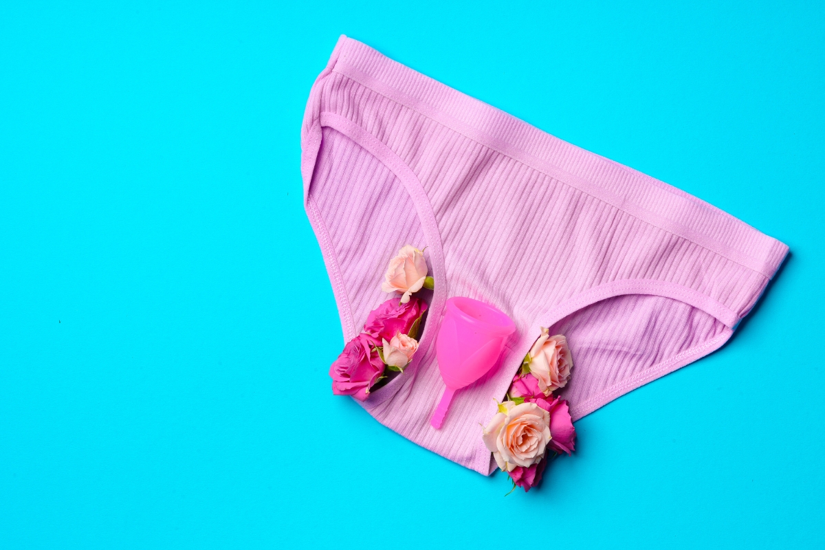 une culotte menstruelle rose concept avec des fleurs