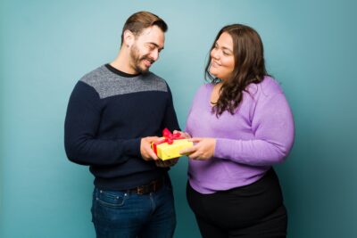 une femme offre un beau cadeau à un homme