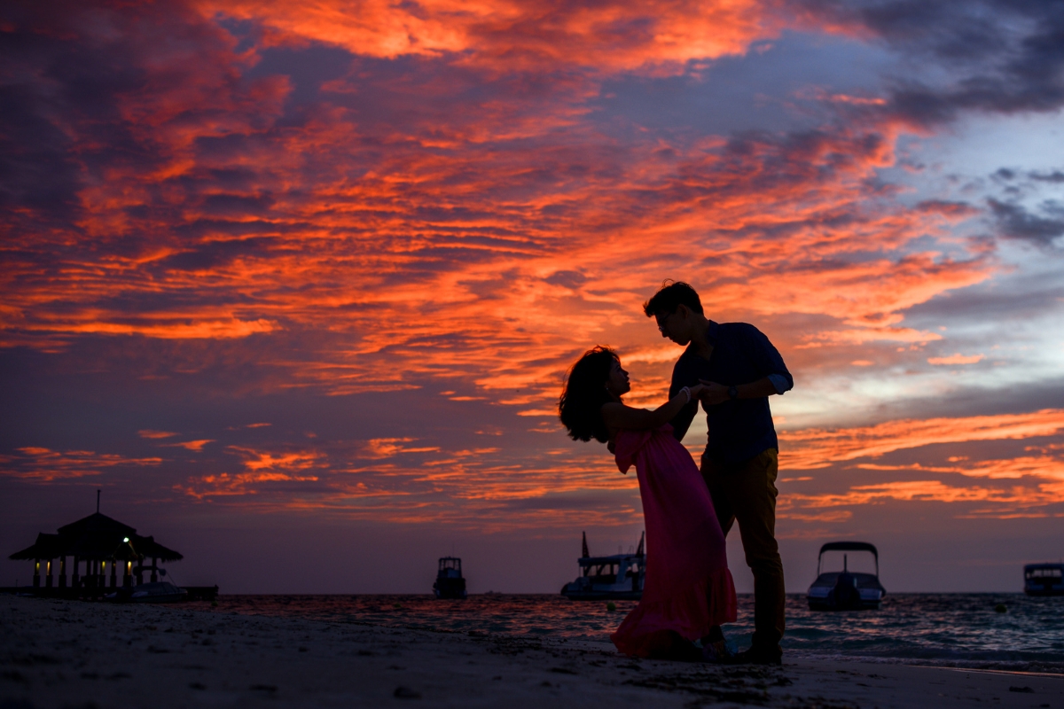 couple scene romantique, silhouette avec un couché de soleil magnifique