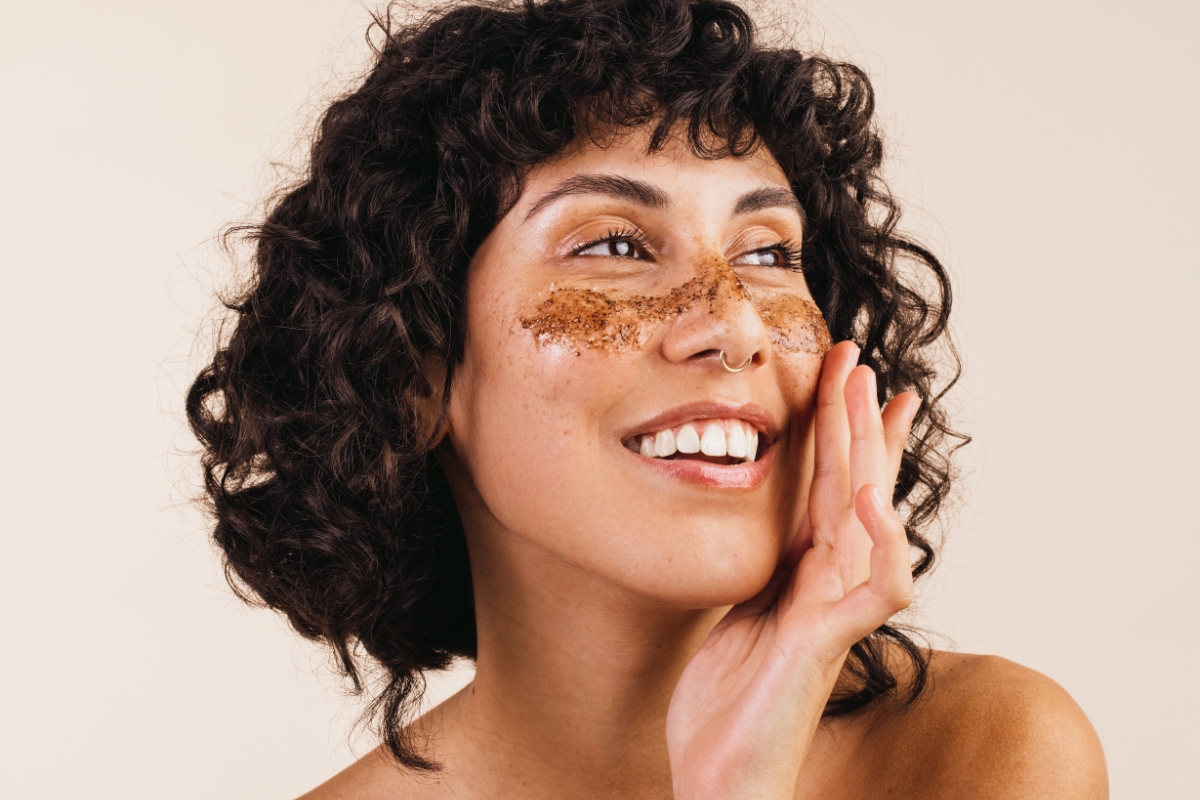 une femme brune en soin exfoliant