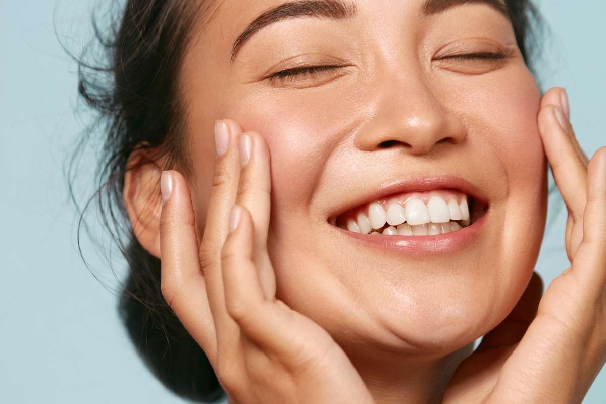 femme avec une peau magnifique qui a appliqué une protection solaire