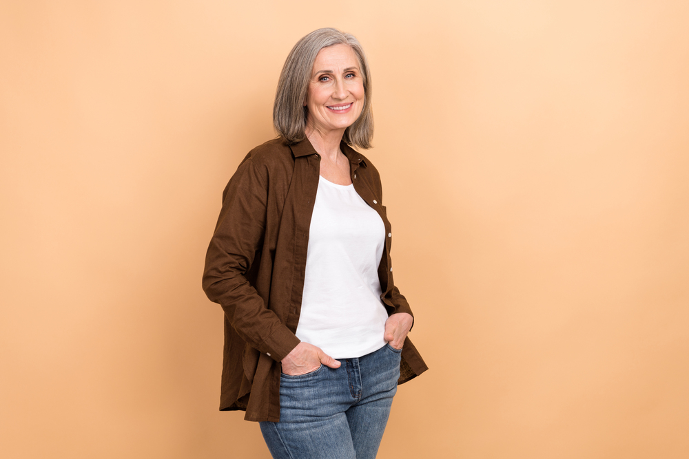 Femme 60 ans qui pose avec un beau style de coiffure cheveux épaules