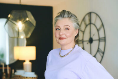 femme coiffure fraiche plus de 60 ans cheveux gris, belle femme dans son salon