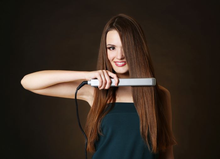 Une femme qui sait quel materiel utiliser pour sa routine capillaire