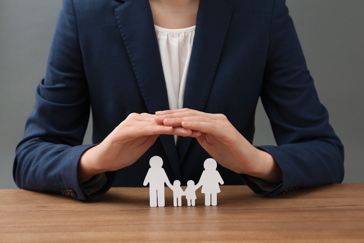 femme protege sa famille avec ses mains