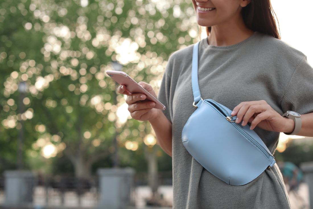 Une jeune femme qui a un sac banane