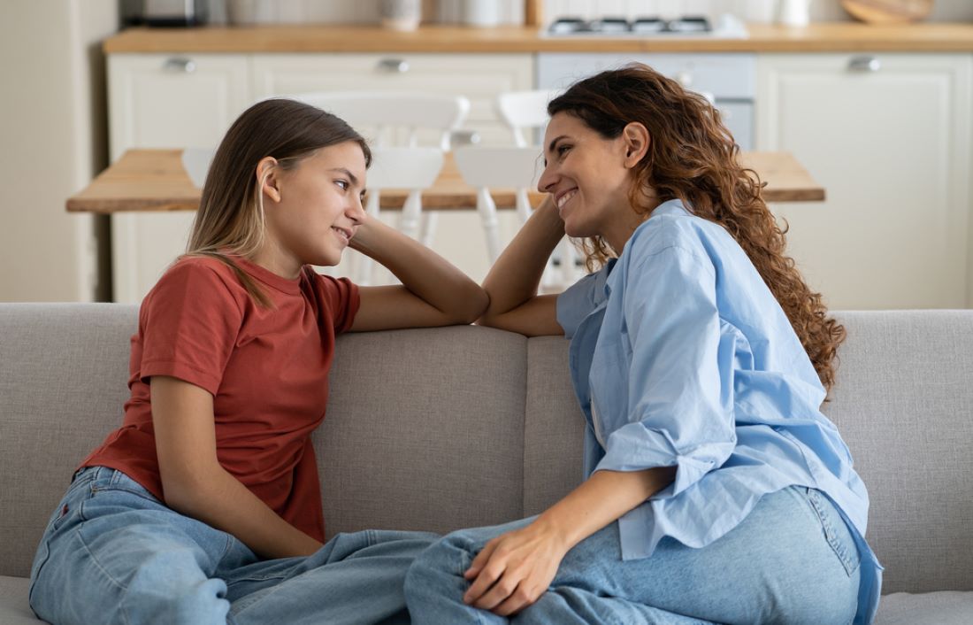 Une mere qui donne des conseils a sa fille adolescente pour ses premieres regles