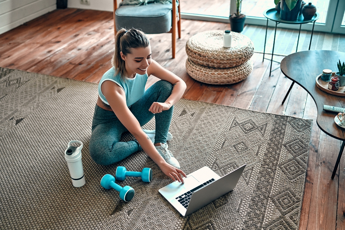 femme qui se prépare à séance sportive hiit chez elle