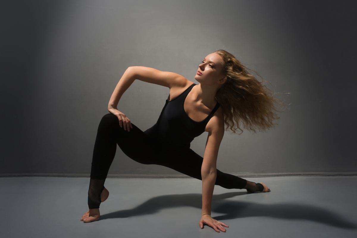 femme qui danse chez elle sport