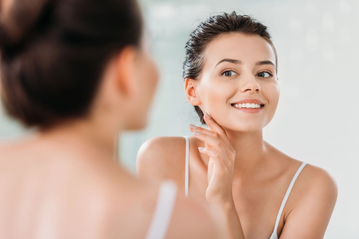 Une femme qui prend soin de sa peau avec un serum vitamine C