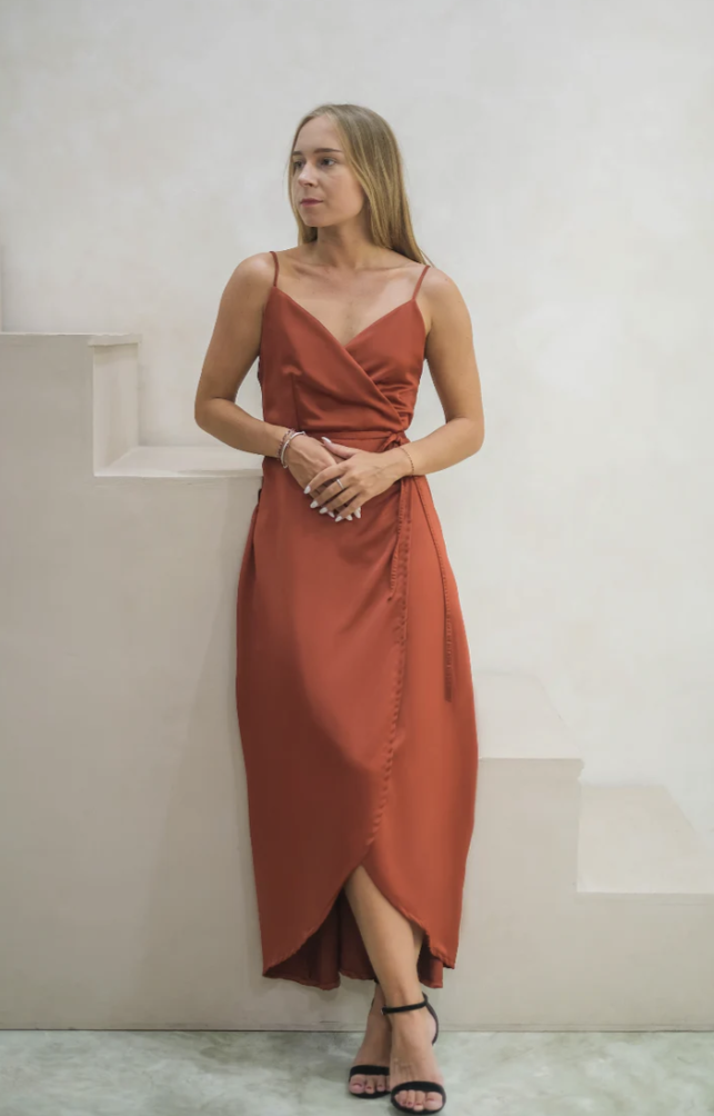 Belle femme blonde en robe terracotta