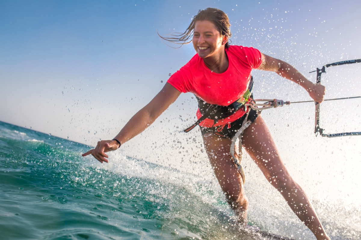 une femme qui fait du kitsurfing