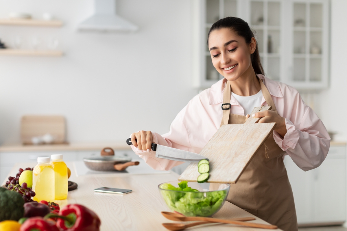 une femme cuisine un repas sain