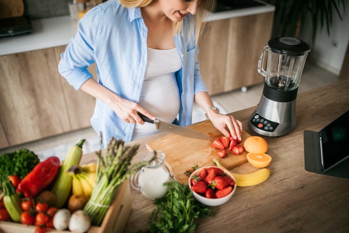 une femme enceinte prépare une recette facile et saine