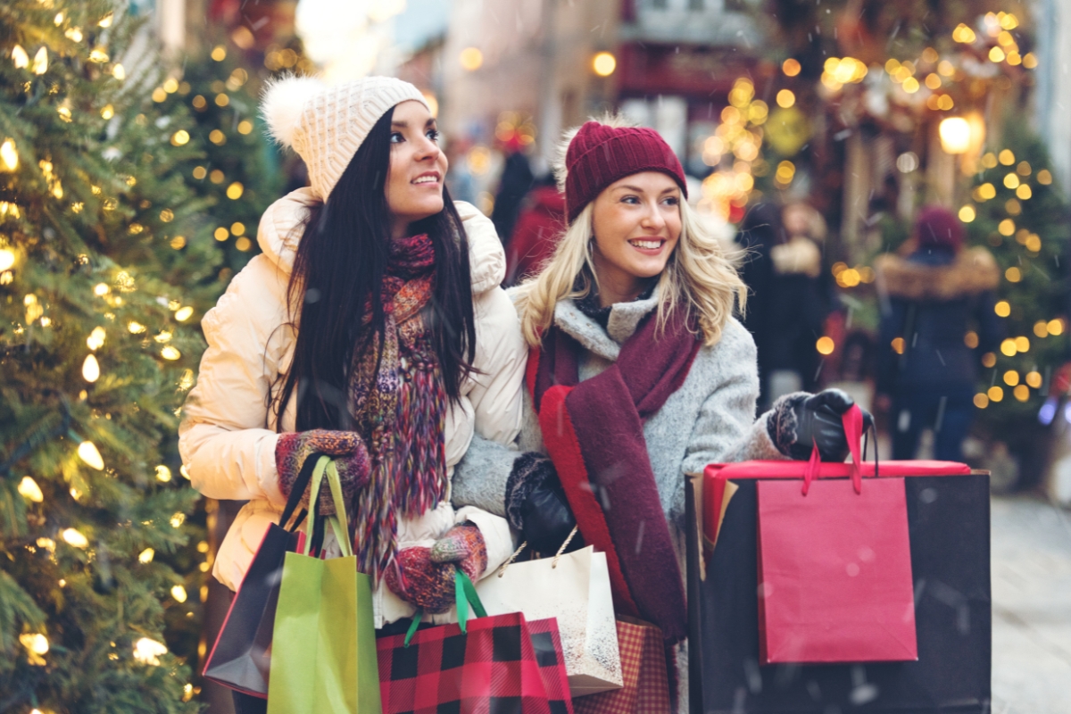 Deux femmes achètent leurs cadeaux de Noel shopping