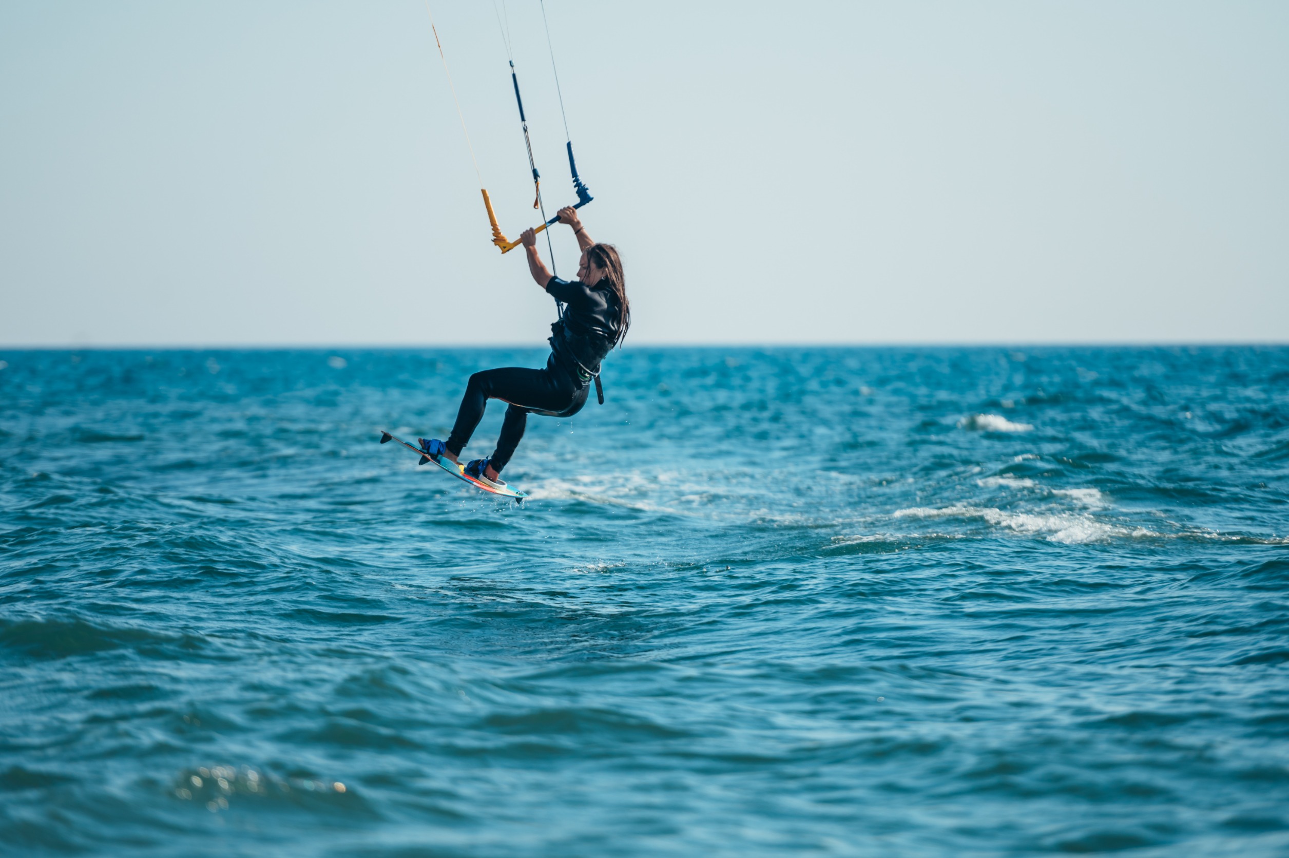 Kitsurfeuse sur un magnifique ocean femmemagazine