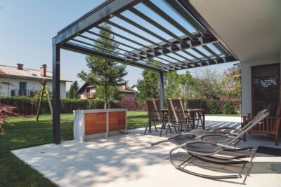 belle pergola avec une belle décoration de maison extérieur