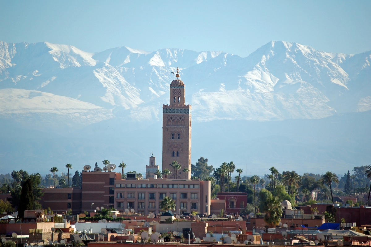 belle vue sur marrakech la ville la mosquée et les montagnes enneigées en arrière plan