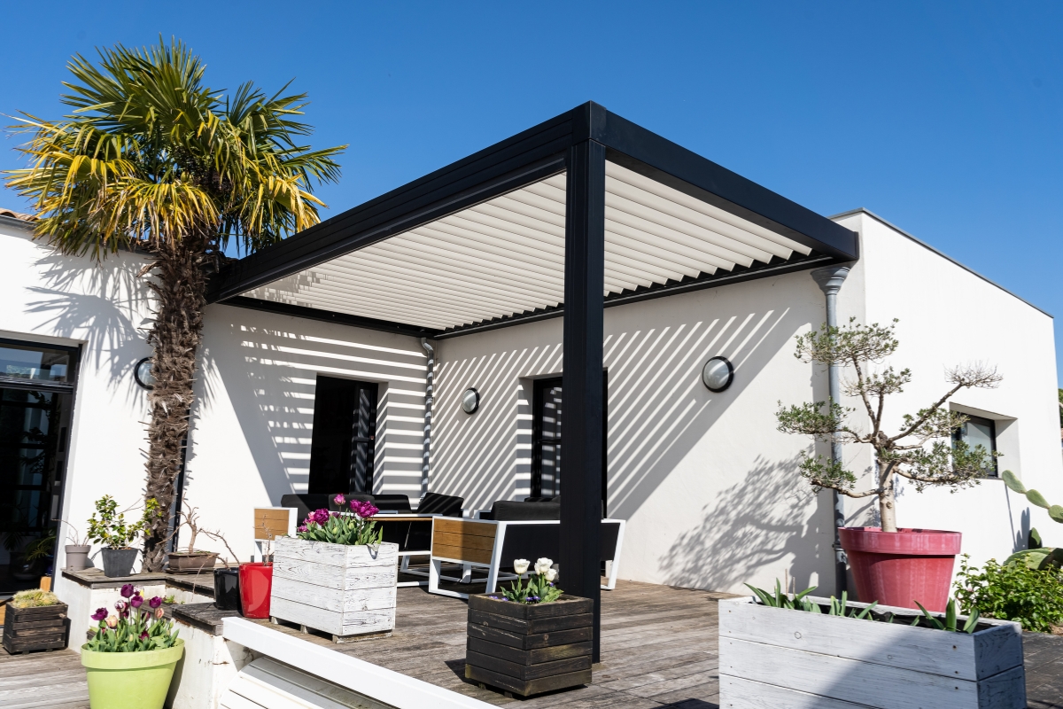 pergola moderne maison blanche et plantes décoration