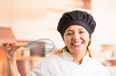 une femme en habits de cuisine