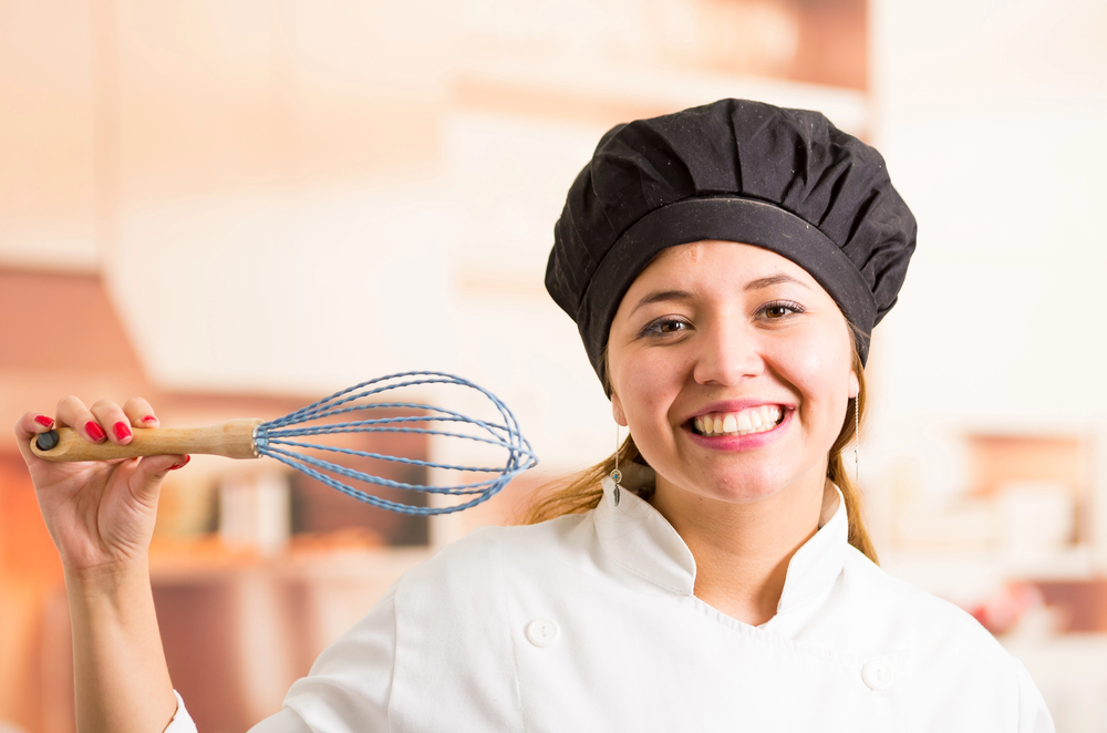 une femme en habits de cuisine