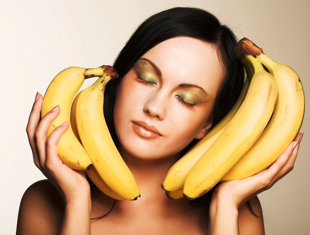 une femme utilise de la banane comme soin cheveux