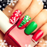 9 idées de manucures french tip inspirées de Noël pour une touche festive