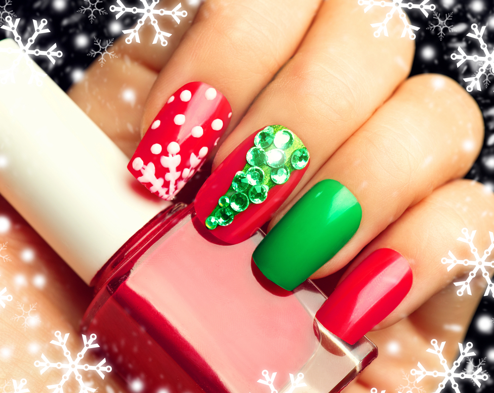 Ongles manucure french avec des motifs festifs pour Noel