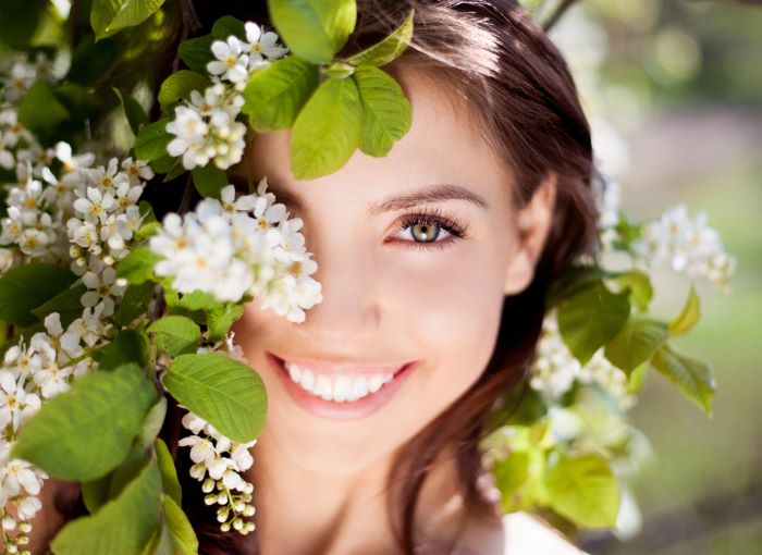 Une femme qui a une belle peau grace a sa routine beaute 