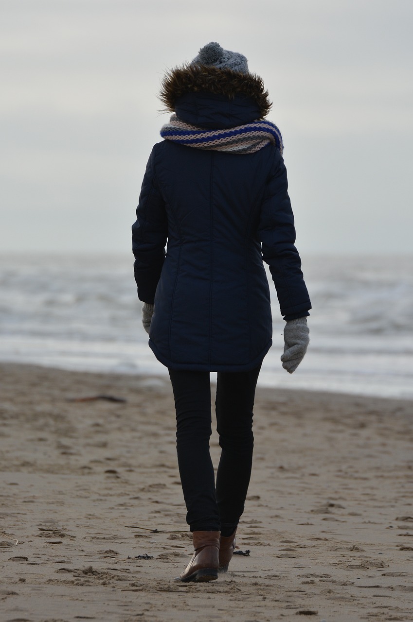 une femme en balade avec des vetements chauds en hiver