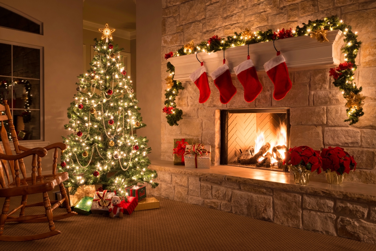 un beau sapin de noel dans un beau salon avec une cheminée et des chaussettes de noel