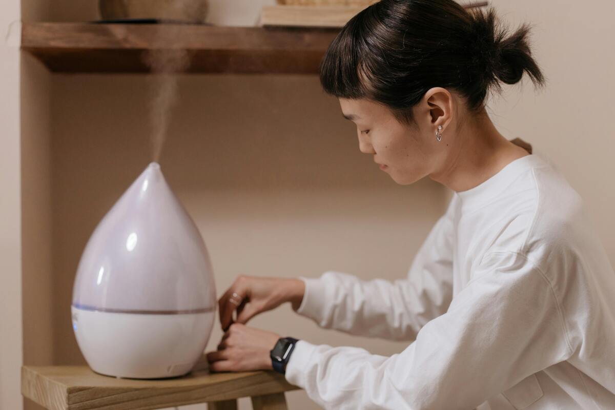 femme asiastique utilise humidificateur d'air pour son bien-être