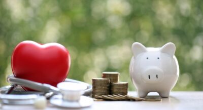 un coeur, des pieces, une tirelire, concept mutuelle santé faire des économies