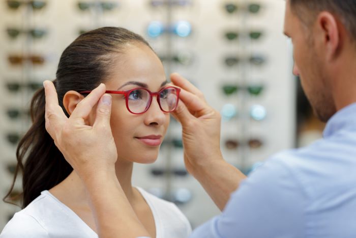 Une femme qui a une bonne complementaire sante pour ses lunettes