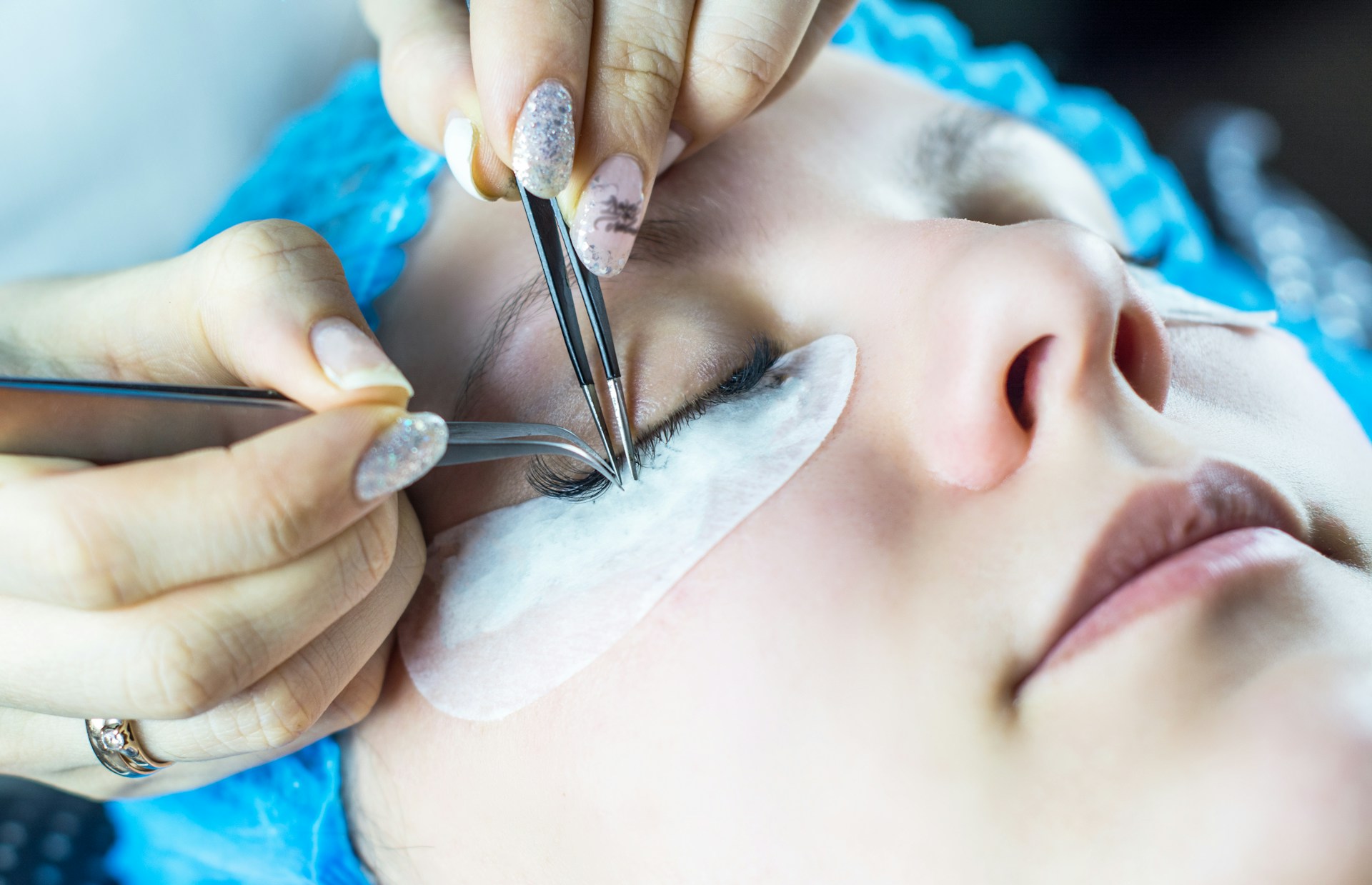 Une femme qui teste une nouvelle technique de beaute en institut soin sous les yeux rides