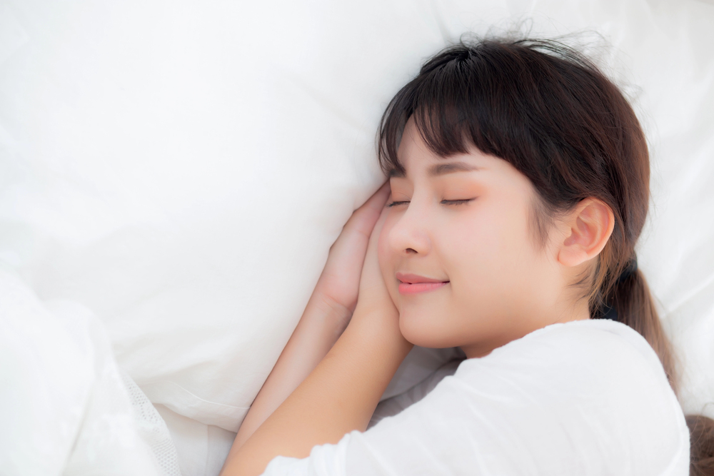 femme asiatique en sommeil paisible