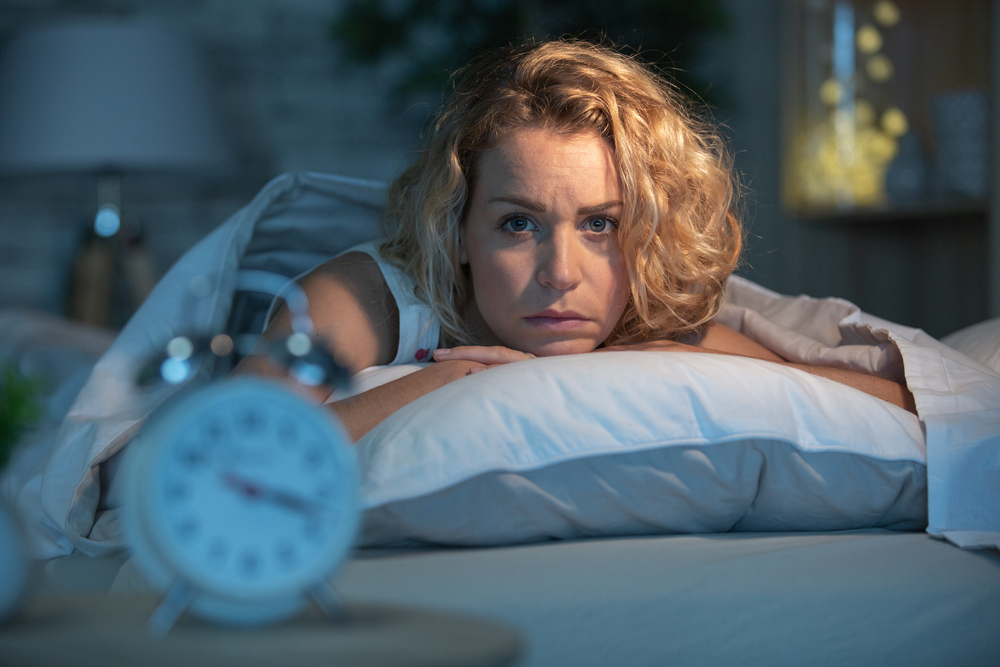 femme blonde stressée en insomnie n'arrive pas à dormir tard la nuit