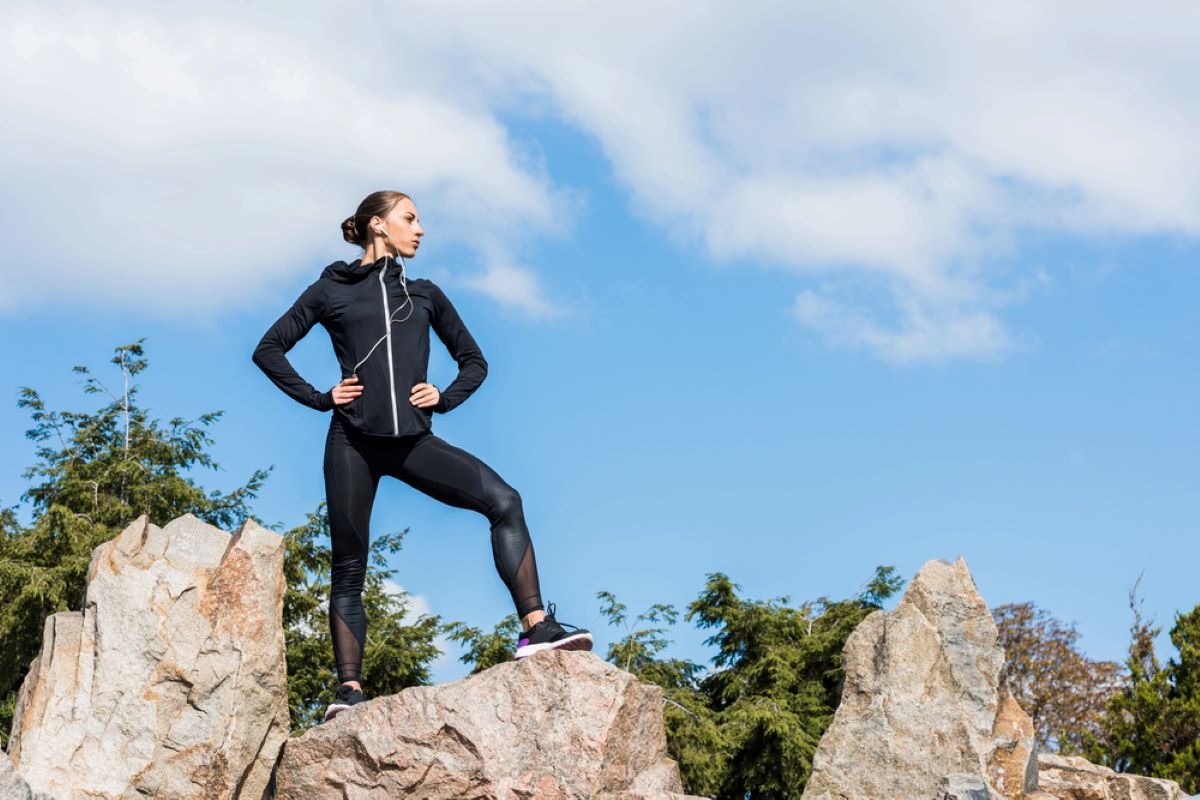 Une femme qui porte des vetements de sport