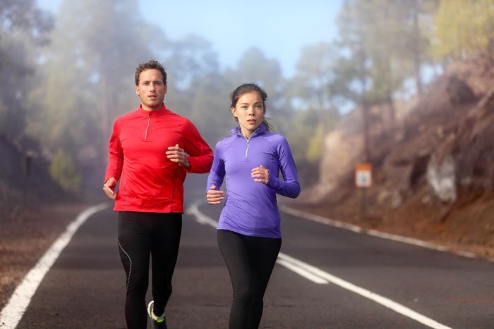 Un couple qui fait du sport ensemble avec des vetements de sport adaptes