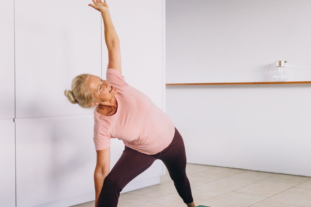 une mamie en bonne santé qui fait du yoga 