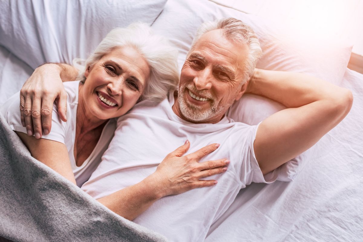 un couple de personnes agés en pleine forme au lit épanouis en bonne santé heureux souriants